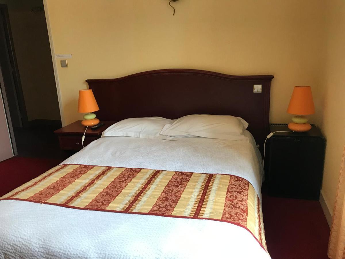 Logis Hotel Saint-Joseph Sancoins Εξωτερικό φωτογραφία