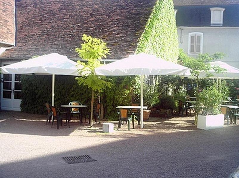 Logis Hotel Saint-Joseph Sancoins Εξωτερικό φωτογραφία